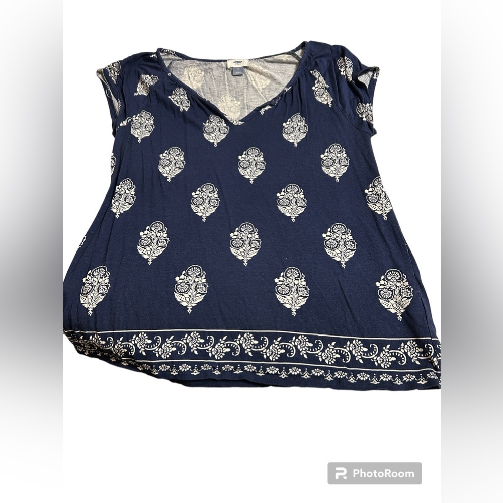 4/$20 Old Navy Brand women’s blue and white top